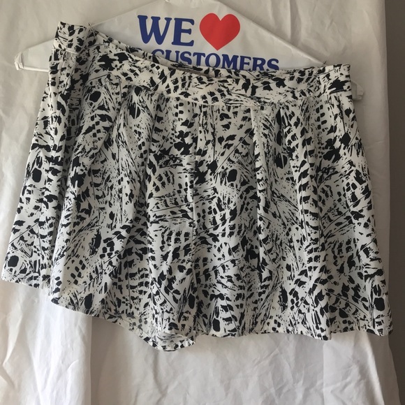 Forever 21 black/white skirt and size M - Picture 2 of 4